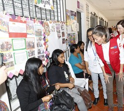 Doña Letizia conversa con unas adolescentes que se encuentran en el Centro de Atención Integral